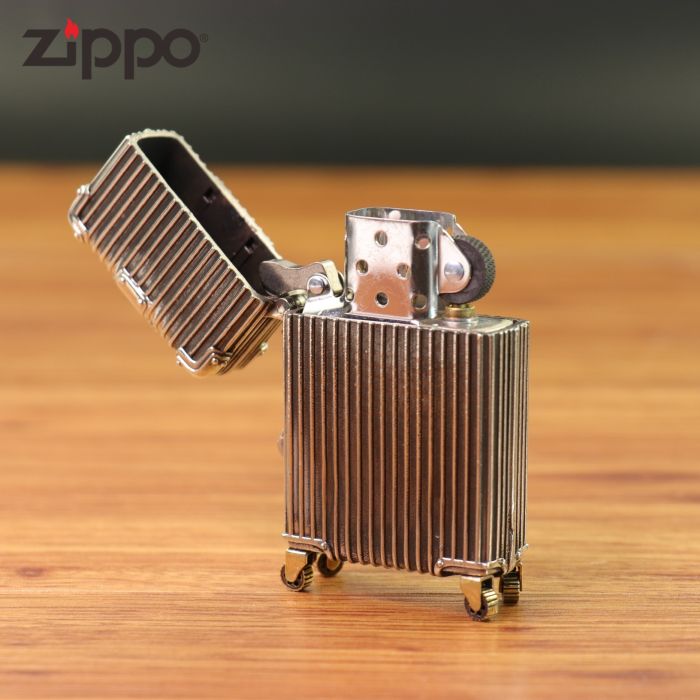 Колекційна бензинова запальничка Zippo "Suitcase Edition"у формі мініатюрної дорожньої валізи