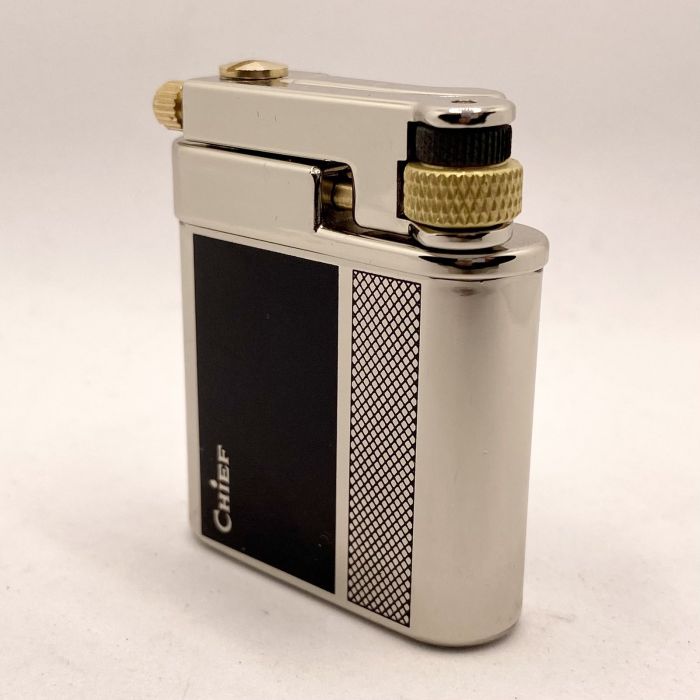 Запальничка бензинова Chief у сріблясто чорному корпусі