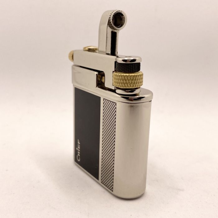 Запальничка бензинова Chief у сріблясто чорному корпусі