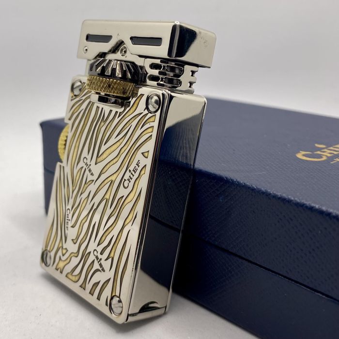 Ексклюзивна Бензинова Запальничка Chief – Золотий Тигровий Принт