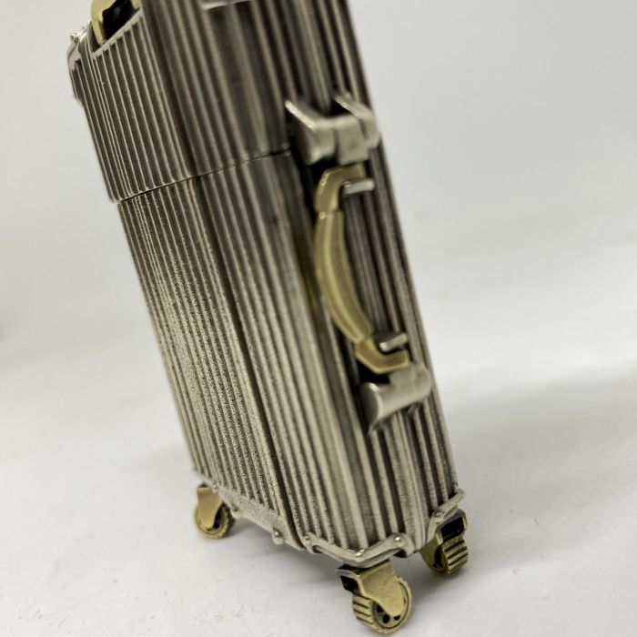 Колекційна бензинова запальничка Zippo "Suitcase Edition"у формі мініатюрної дорожньої валізи
