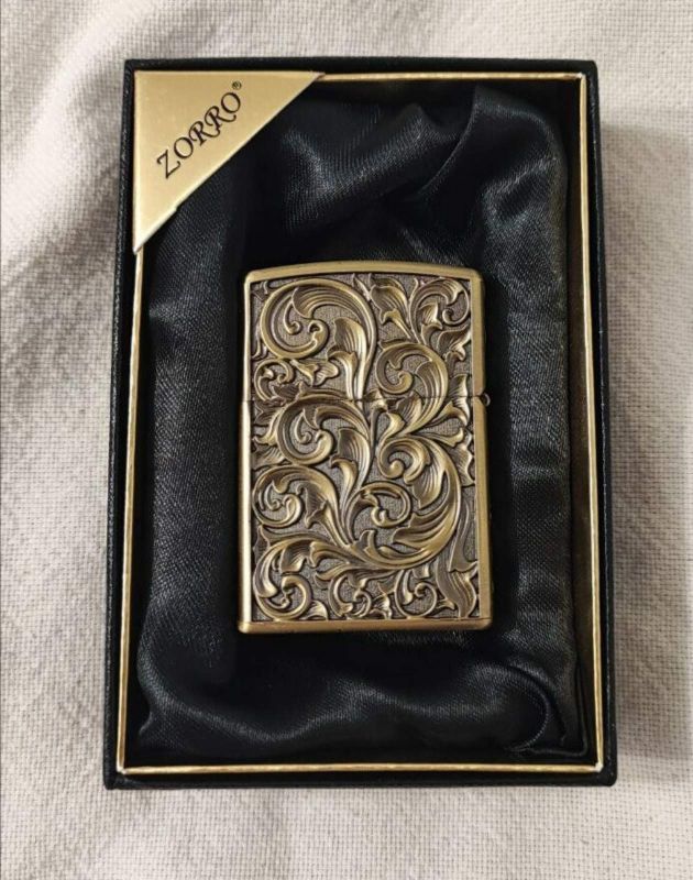 Бензинова запальничка Zorro "Antique Brass" з художнім гравіюванням Серебриста