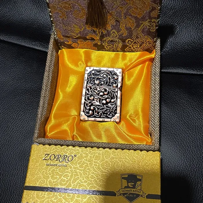 Бензинова запальничка Zorro «The Holy Bible» (Святе Письмо) – Колекційне видання Срібляста