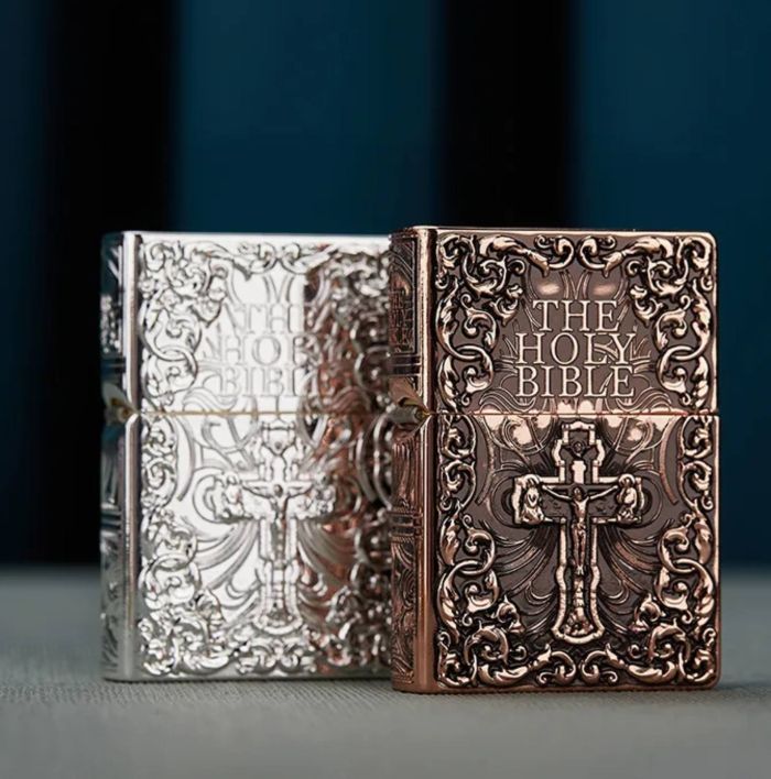 Бензинова запальничка Zorro «The Holy Bible» (Святе Письмо) – Колекційне видання Срібляста