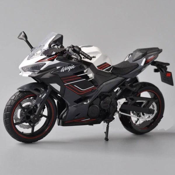 Масштабна модель мотоцикла Kawasaki Ninja 400 (1:12) від CCА