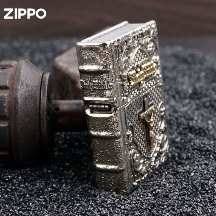 Ексклюзивна  бензинова запальничка Zippo "Holy Bible" — Колекційна модель у дерев’яному боксі