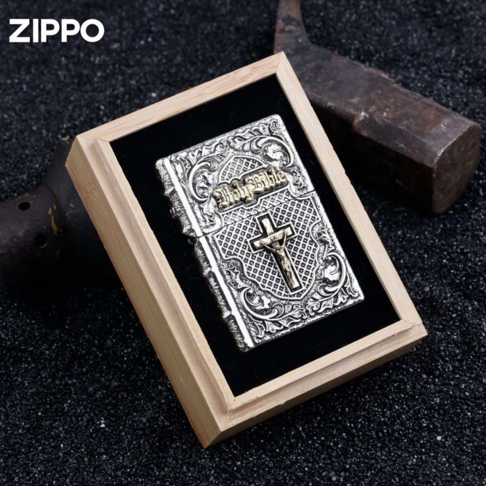 Ексклюзивна  бензинова запальничка Zippo "Holy Bible" — Колекційна модель у дерев’яному боксі