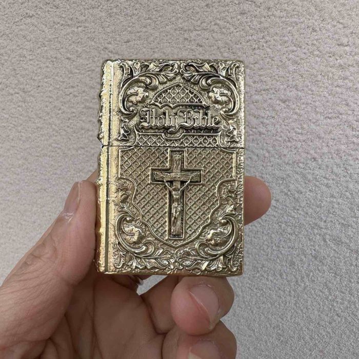 Ексклюзивна  бензинова запальничка Zippo "Holy Bible" — Колекційна модель у дерев’яному боксі