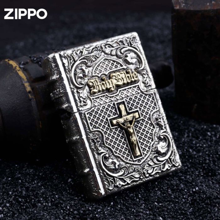 Ексклюзивна  бензинова запальничка Zippo "Holy Bible" — Колекційна модель у дерев’яному боксі