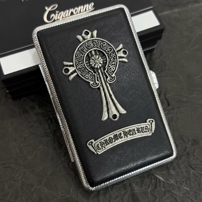 Стильний металевий портсигар «Chrome Hearts» з екошкірою — на 20 сигарет