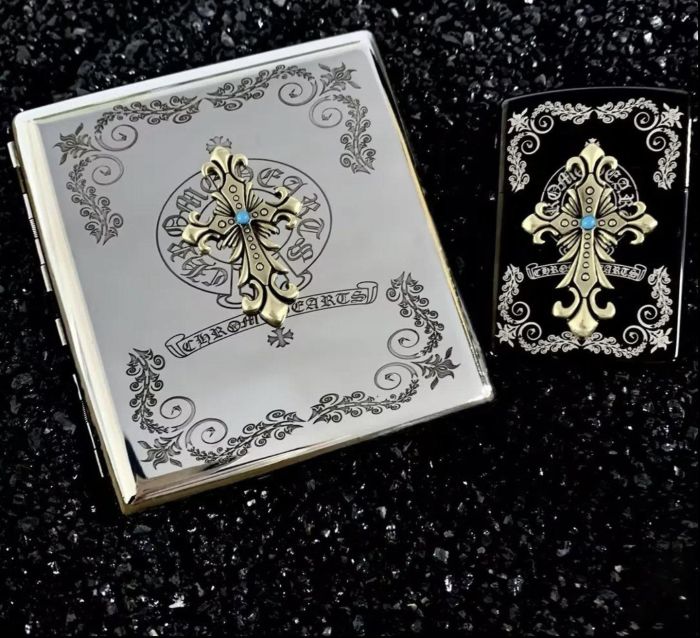Металевий портсигар з об'ємним декором у стилі Chrome Hearts — на 20 сигарет standard