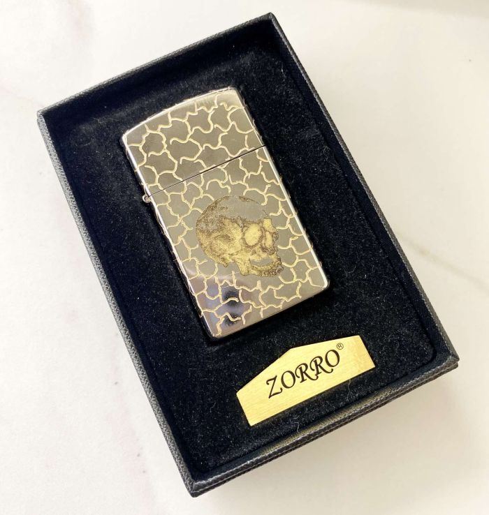 Бензинова запальничка ZORRO подожена з рельєфним візерунком та зображенням черепа (глянцева срібляста)