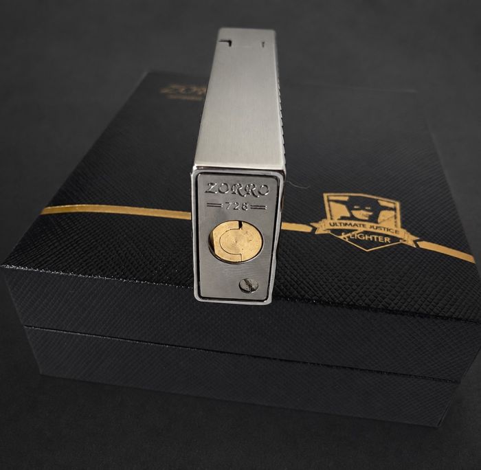 Бензинова запальничка Zorro 728 Premium в подарунковій упаковці — Срібляста з діагональним рельєфом