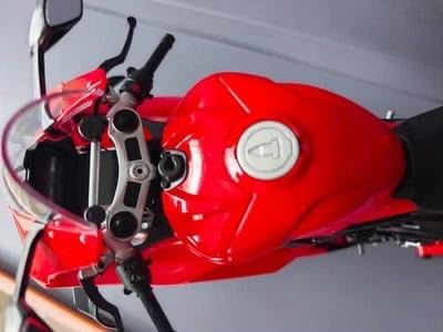 Ексклюзивний подарунковий супербайк Ducati V4 S у масштабі 1:6 — Світло, Звук та Дим
