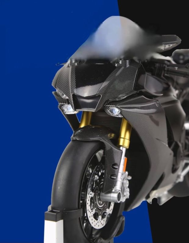 Деталізована легкосплавна модель спортбайка R1M у масштабі 1:6 з текстурою під карбон
