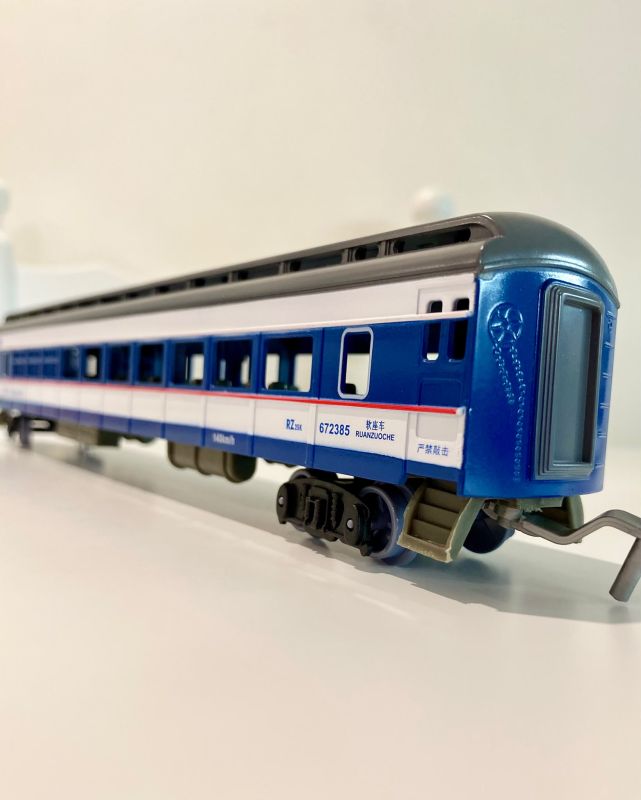 Великий залізничний набір FENFA «Dongfeng 11 Passenger Set» (довжина колії 7,5 м, 4 вагони, станція, світло/звук + комплект зарядки та акумуляторів)