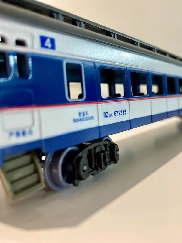 Набір залізниці FENFA "Train Familial": Локомотив зі світлом/звуком, 4 вагони, акумулятори + зарядне