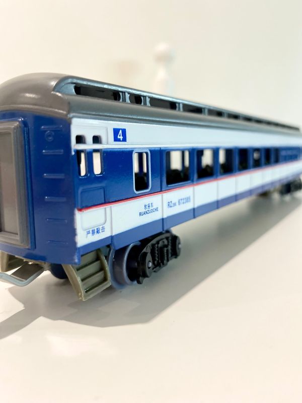 Дитяча залізниця FENFA "Пасажирський експрес" (Локомотив Dongfeng 4B) — зі світлом, звуком та акумуляторами