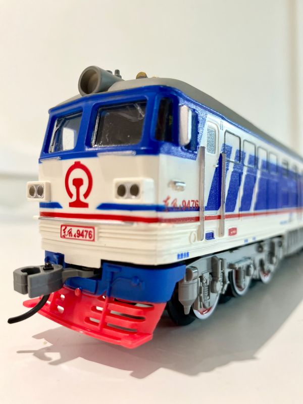 Ігровий набір залізниці FENFA «Будівельний експрес» з локомотивом Dongfeng 4B (колія 7,5 м, світло, звук + акумулятори та спецтехніка)