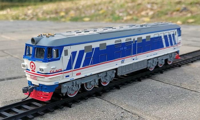 Ігровий набір залізниці FENFA «Будівельний експрес» з локомотивом Dongfeng 4B (колія 7,5 м, світло, звук + акумулятори та спецтехніка)