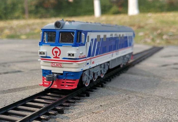 Ігровий набір залізниці FENFA «Будівельний експрес» з локомотивом Dongfeng 4B (колія 7,5 м, світло, звук + акумулятори та спецтехніка)