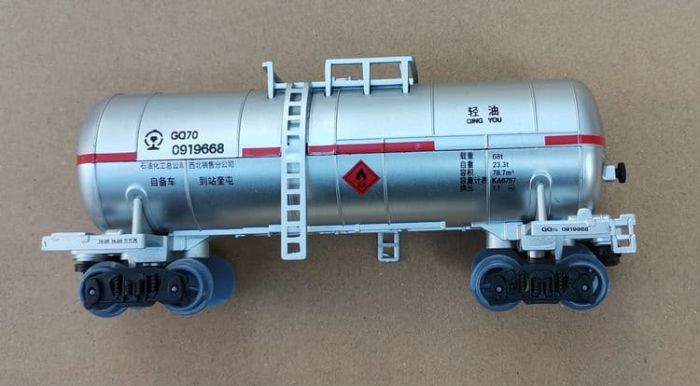 Ігровий набір залізниці FENFA «Будівельний експрес» з локомотивом Dongfeng 4B (колія 7,5 м, світло, звук + акумулятори та спецтехніка)