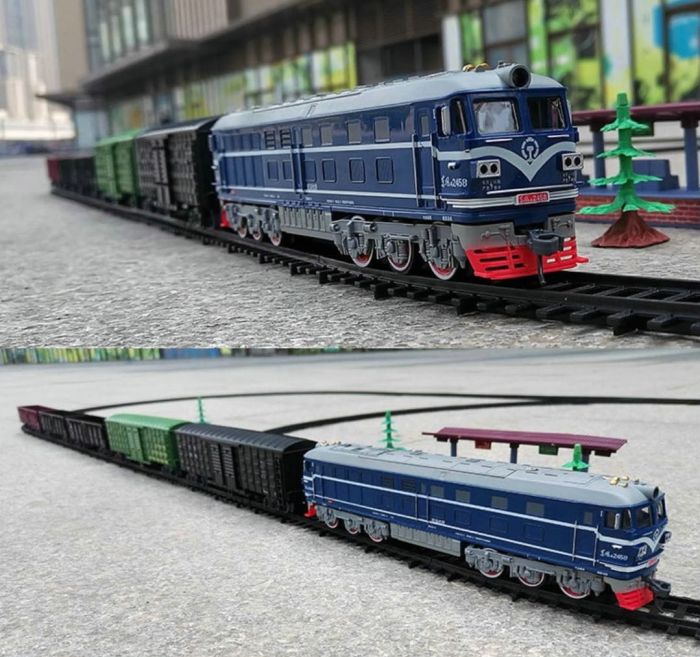 Ігровий набір «Залізниця» FENFA Blue Cat Freight— Тепловоз з цистерною та товарними вагонами, акумуляторами та зарядним пристроєм