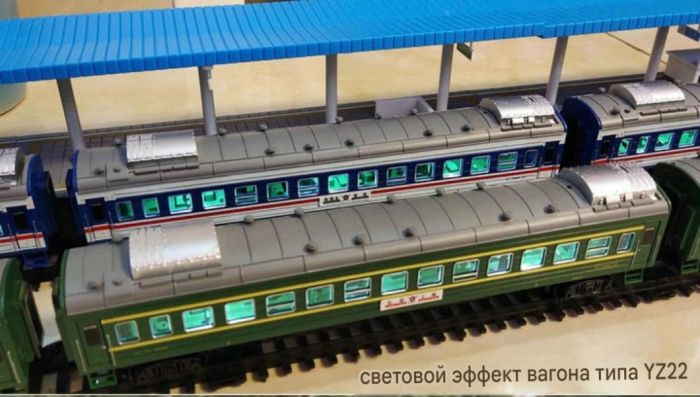 Залізниця FENFA «Класичний експрес» з локомотивом,з 2 вагонами(відчиняються двері та є внутрішнє освітлення), на акумуляторі