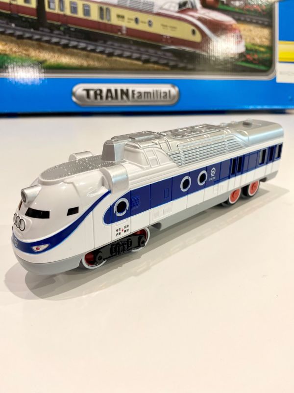 Набір залізниці FENFA "Train Familial": Локомотив зі світлом/звуком, 4 вагони, акумулятори + зарядне