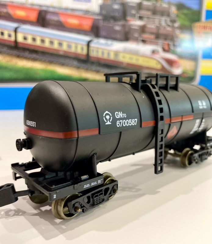 Залізничний ігровий комплекс FENFA «Dongfeng 4B Blue Cat»: Вантажний склад із світлозвуковими ефектами та автономним живленням
