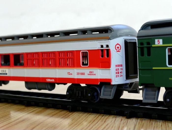 Набір залізниці FENFA "Train Familial": Локомотив зі світлом/звуком, 4 вагони, акумулятори + зарядне