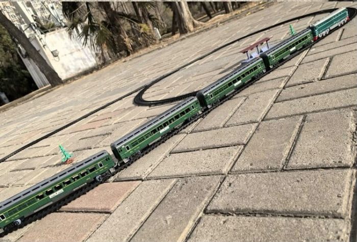 Дитяча залізниця FENFA «Пасажирський експрес DongFeng 4B» (7.5 м траси, світло, звук, 3 акумулятори та зарядний пристрій)