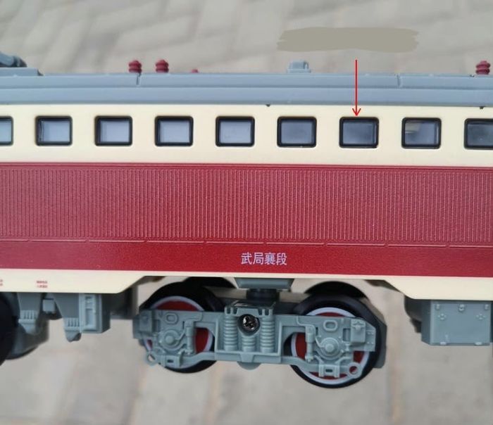 Дитяча залізниця FENFA SS7C у презентабельному подарунковому чемодані—преміальний ігровий набір для юних залізничників