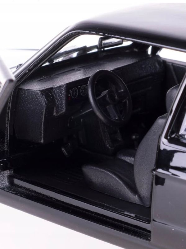 Коллекційна масштабна модель Volkswagen Golf Mk1 GTI (1979) чорний  1:27 від Bburago
