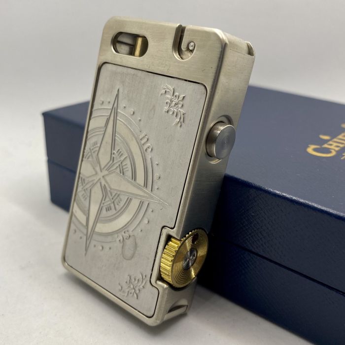 Бензинова запальничка Chief з гравіюванням Роза вітрів