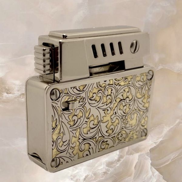 Елегантна Бензинова Запальничка Chief з золотистим гравіюванням