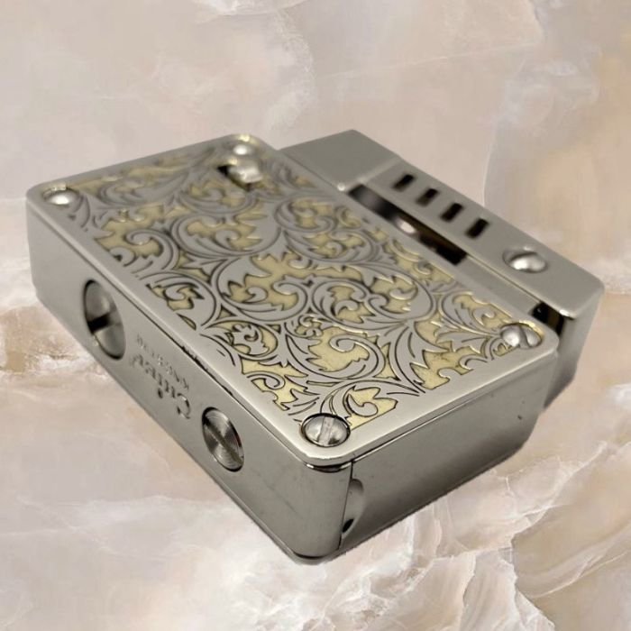 Елегантна Бензинова Запальничка Chief з золотистим гравіюванням