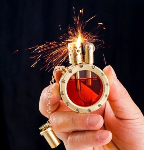 Вінтажна бензинова запальничка золотистого кольору