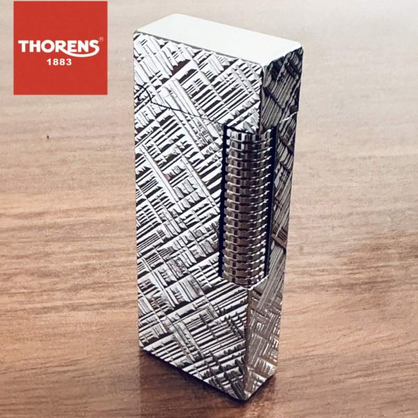 Вишукана газова запальничка Thorens з рельєфним гравіюванням,колір срібний
